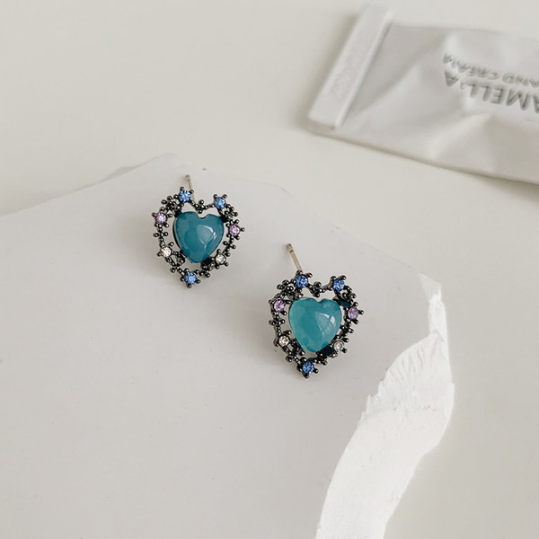 Дамски обеци сърце с цветни декоративни камъни