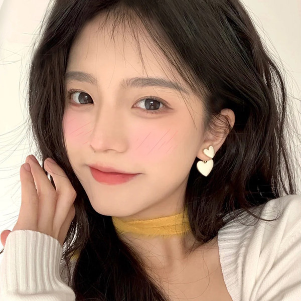 Модерни обеци във формата на сърце с бял камък