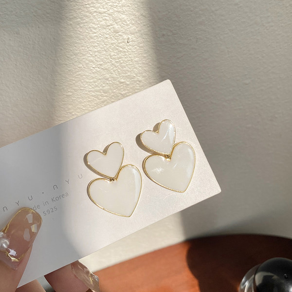 Модерни обеци във формата на сърце с бял камък