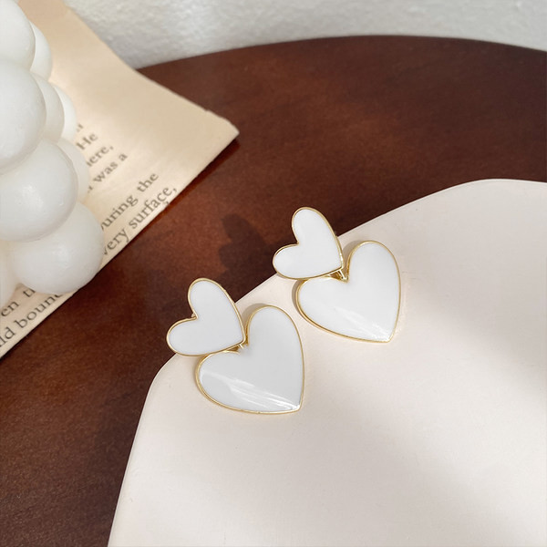 Модерни обеци във формата на сърце с бял камък