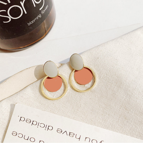 Elegantne ženske okrugle naušnice jednobojni model