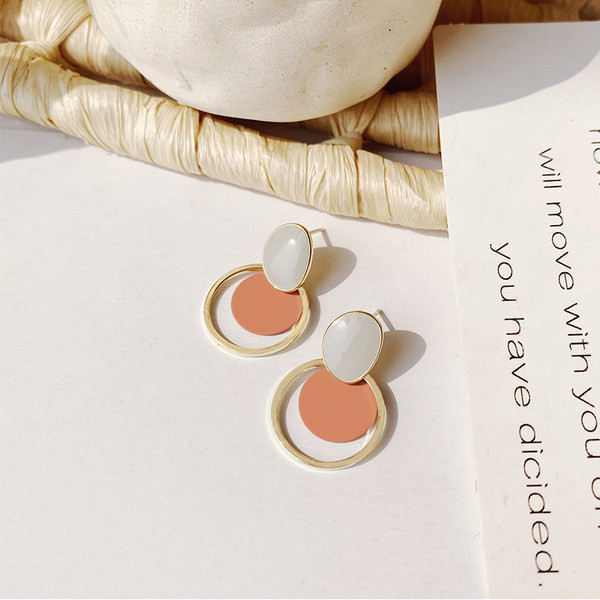 Elegantne ženske okrugle naušnice jednobojni model