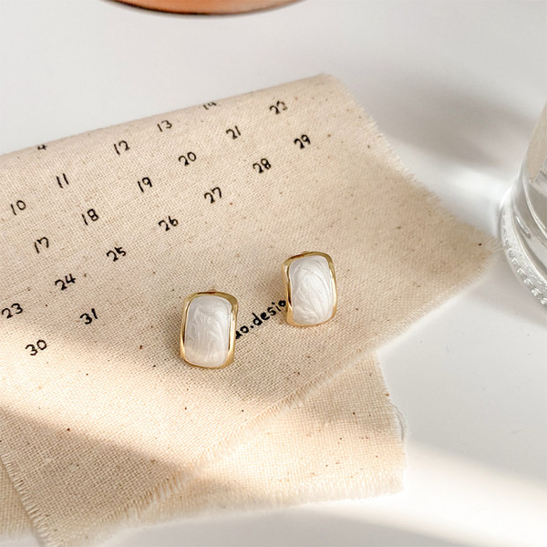 Γυναικεία σκουλαρίκια σε χρυσό χρώμα με πέτρινο-ρετρό στυλ