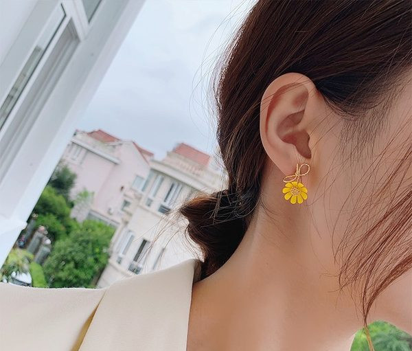 Κομψά γυναικεία στρογγυλά σκουλαρίκια σε σχήμα λουλουδιού