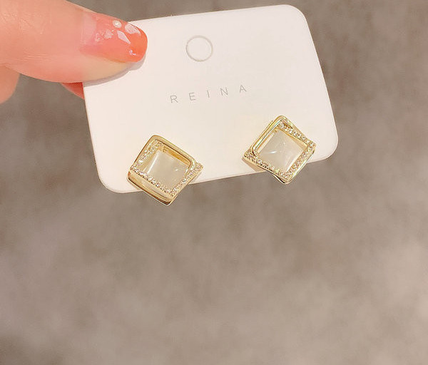 Модерни дамски къси обици в квадратна форма с камъни