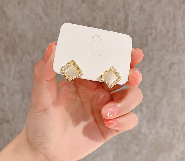 Модерни дамски къси обици в квадратна форма с камъни