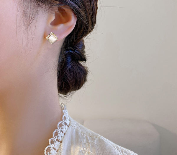 Модерни дамски къси обици в квадратна форма с камъни