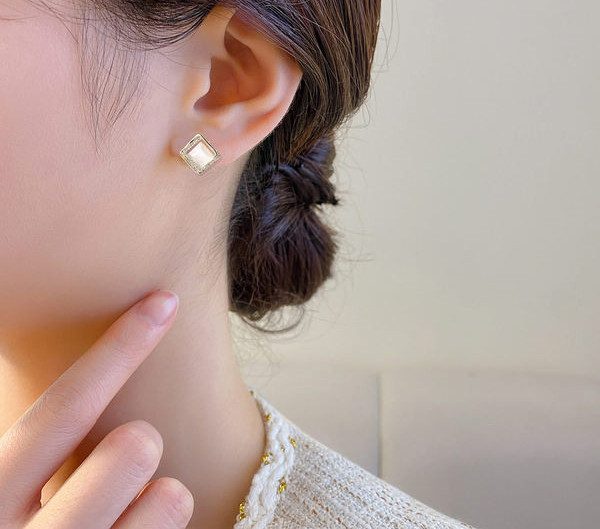 Модерни дамски къси обици в квадратна форма с камъни