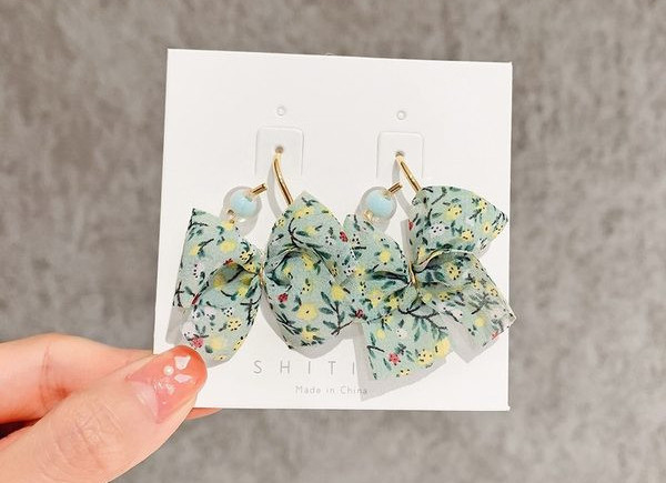 Дамски обеци от текстил с флорални мотиви и перли