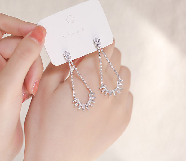 Ženske duge naušnice sa kamenčićem u srebrnoj boji