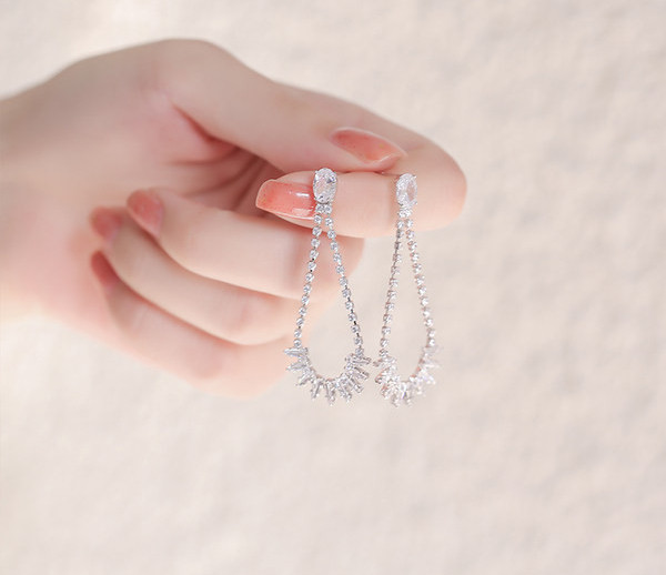 Ženske duge naušnice sa kamenčićem u srebrnoj boji