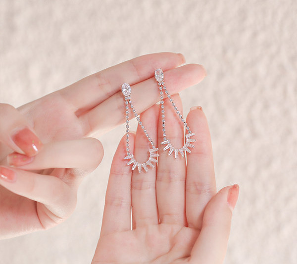 Ženske duge naušnice sa kamenčićem u srebrnoj boji