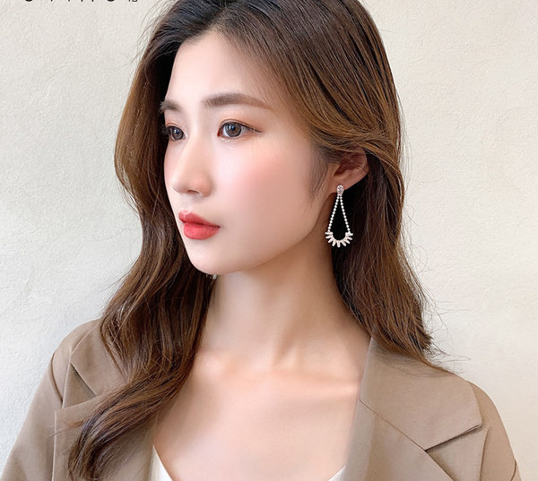 Ženske duge naušnice sa kamenčićem u srebrnoj boji