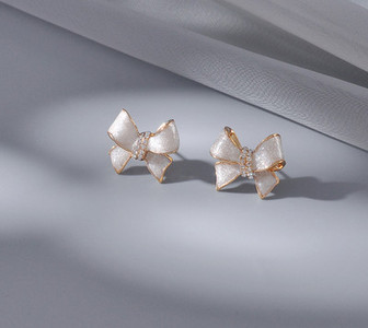 Γυναικεία σκουλαρίκια σε σχήμα κορδέλας