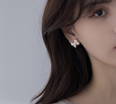 Γυναικεία σκουλαρίκια σε σχήμα κορδέλας