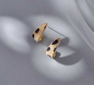 Μικρά γυναικεία σκουλαρίκια με πουά