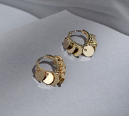 Στρογγυλά γυναικεία σκουλαρίκια με μεταλλικά στοιχεία