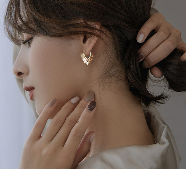 Στρογγυλά γυναικεία σκουλαρίκια με μεταλλικά στοιχεία