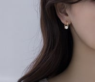 Κομψά γυναικεία σκουλαρίκια με πέτρα σε χρυσό χρώμα