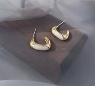 Μοντέρνα γυναικεία σκουλαρίκια με λευκή πέτρα