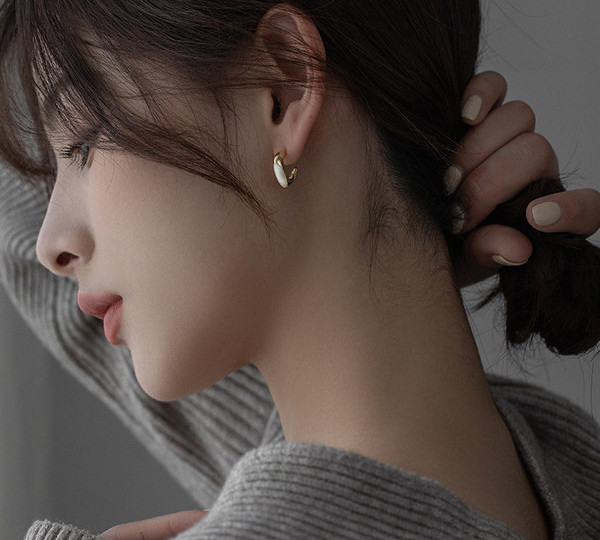 Μοντέρνα γυναικεία σκουλαρίκια με λευκή πέτρα