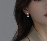 Γυναικεία κομψά σκουλαρίκια με διακοσμητικές πέτρες σε χρυσό χρώμα