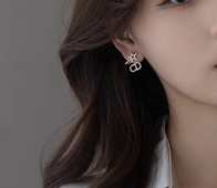 Μοντέρνα γυναικεία σκουλαρίκια με διακοσμητικές πέτρες κοντό μοντέλο