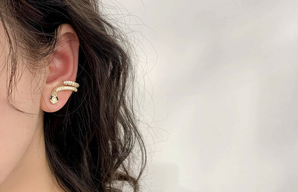 Дамски обеци във формата на змия с декоративни камъни