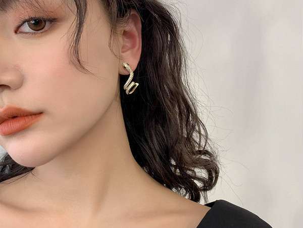 Дамски обеци във формата на змия с декоративни камъни