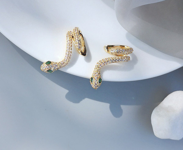 Дамски обеци във формата на змия с декоративни камъни