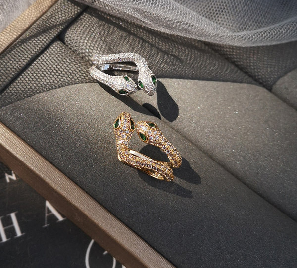 Дамски обеци във формата на змия с декоративни камъни