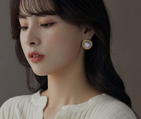 Дамски перлени обеци в златист цвят 