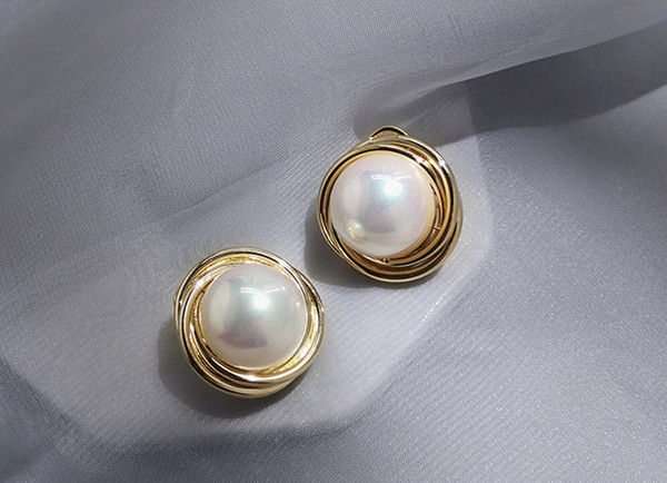 Дамски перлени обеци в златист цвят 
