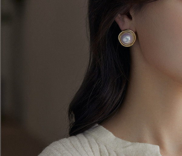 Дамски перлени обеци в златист цвят 