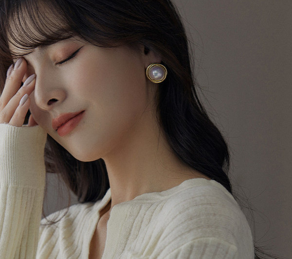 Дамски перлени обеци в златист цвят 