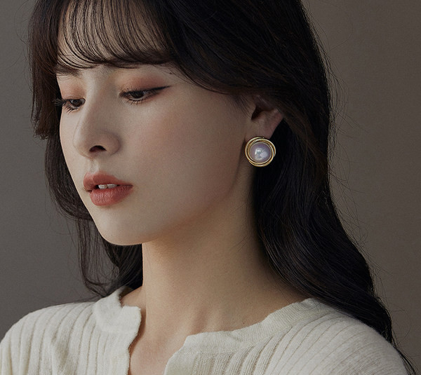 Дамски перлени обеци в златист цвят 