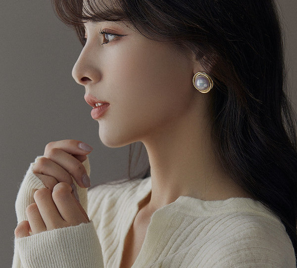 Дамски перлени обеци в златист цвят 