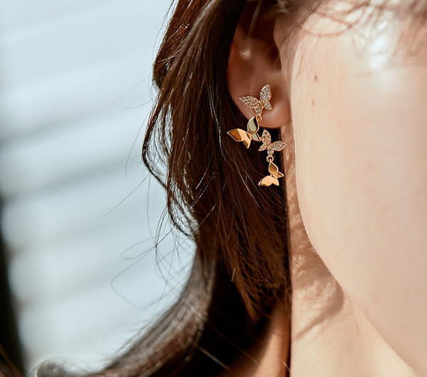 Стилни дамски обици с камъни и пеперуди