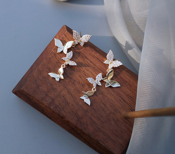 Стилни дамски обици с камъни и пеперуди