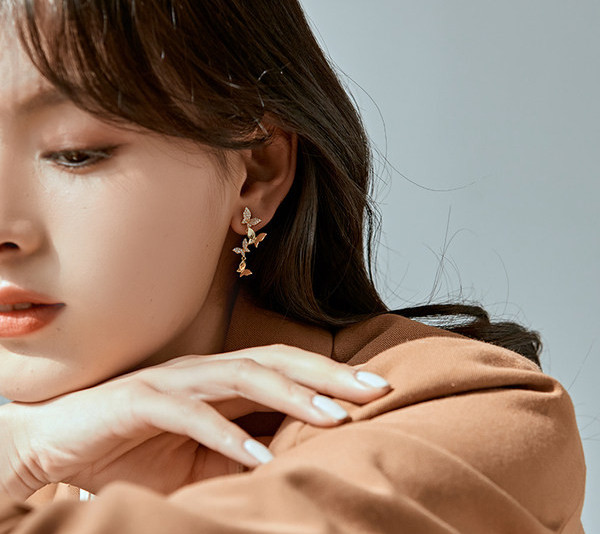 Стилни дамски обици с камъни и пеперуди