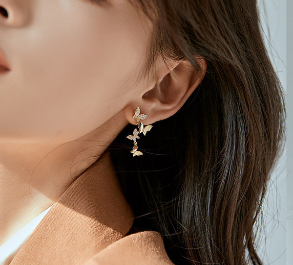 Стилни дамски обици с камъни и пеперуди