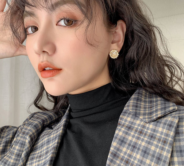 Модерни дамски обеци в кръгла форма с камъни