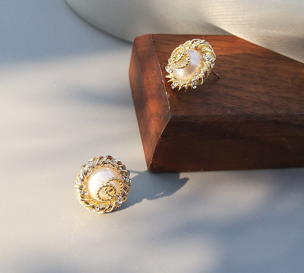 Модерни дамски обеци в кръгла форма с камъни