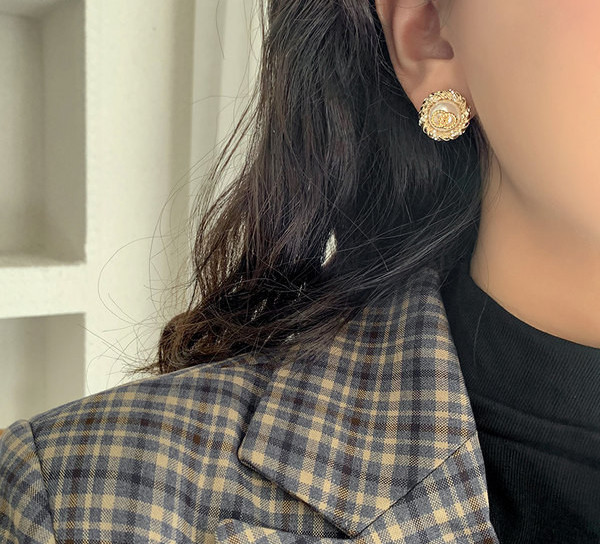 Модерни дамски обеци в кръгла форма с камъни