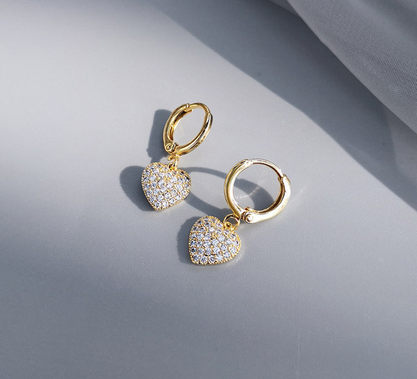 Дамски обеци с камъни във формата на сърца