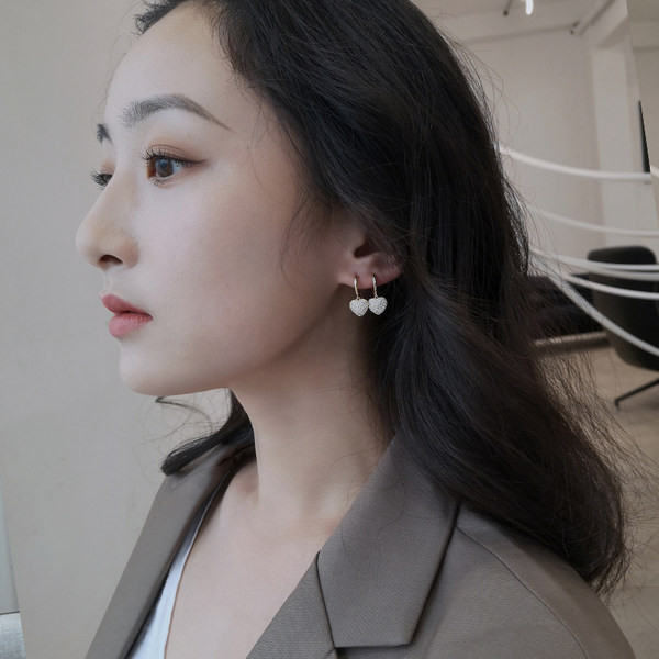 Дамски обеци с камъни във формата на сърца