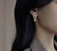 Model nou de cercei eleganti de dama in culoarea aurie