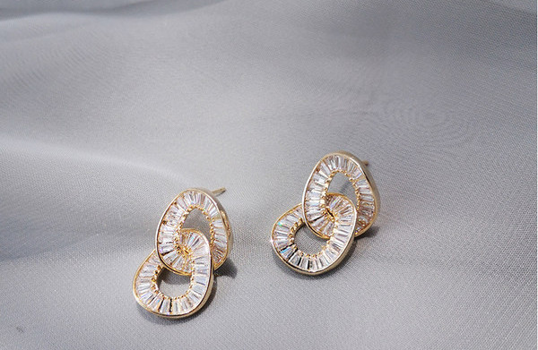 Model nou de cercei eleganti de dama in culoarea aurie