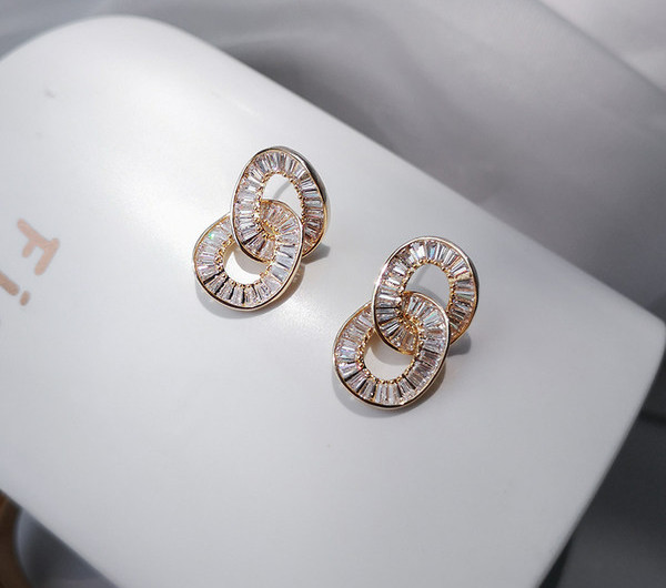 Model nou de cercei eleganti de dama in culoarea aurie