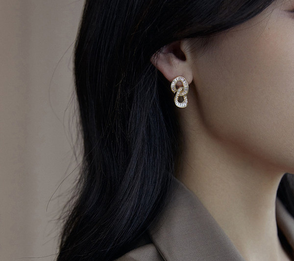 Model nou de cercei eleganti de dama in culoarea aurie